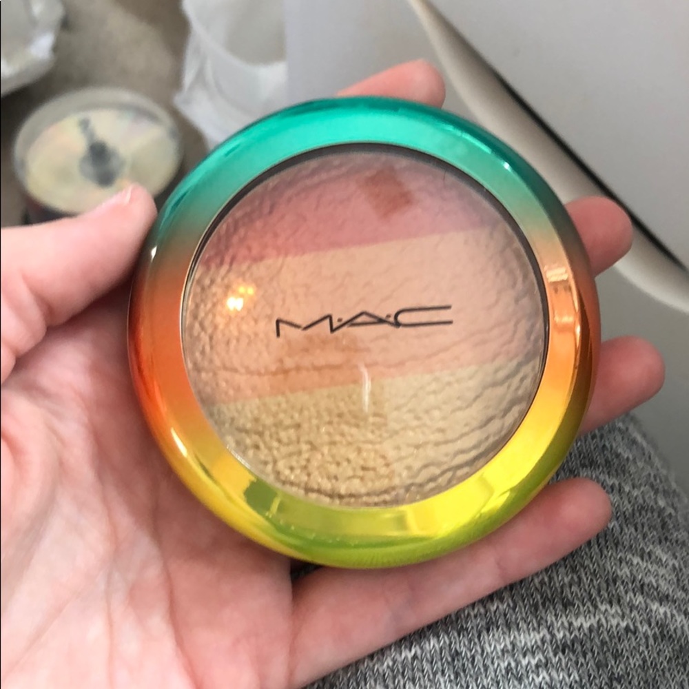MAC LE Wash and Dry highlighter